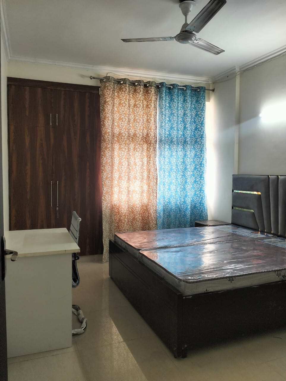 Single occupancy fully furnished rooms available in 3 bhk and 4 bhk flat in gated society