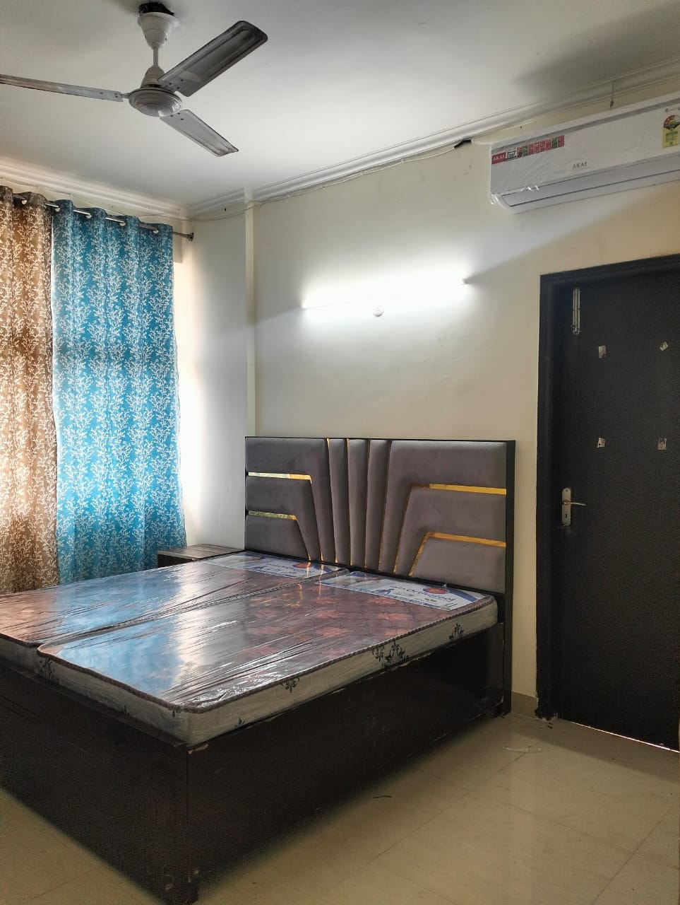 Single occupancy fully furnished rooms available in 3 bhk and 4 bhk flat in gated society
